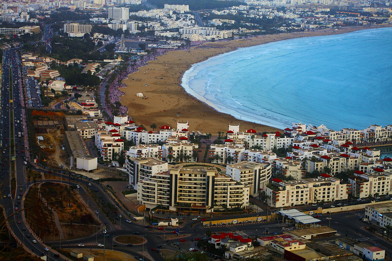 Praia ampla de Agadir com a baía e o morro ao fundo