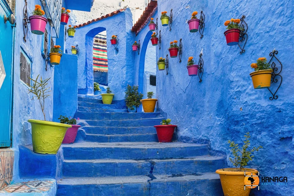 Arcos e ruas azuis na medina de Chefchaouen