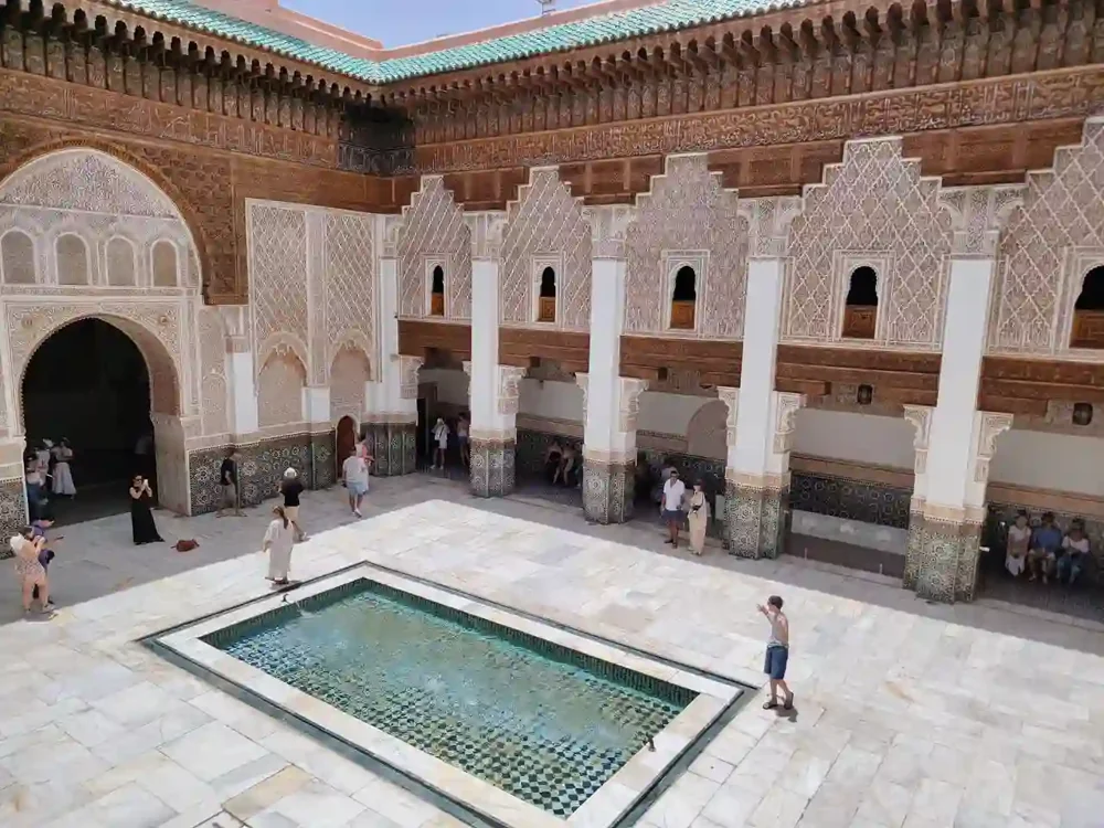 A mesquita Koutoubia e os jardins de Marrakech ao pôr do sol
